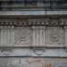 La facciata  divisa nettamente in due parti da una cornice marcapiano aggettante decorata con un fascione a rosette